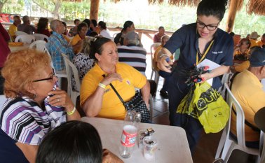 Los abuelos recibieron charlas informativas sobre la prevención de enfermedades. Obando/La Opinión