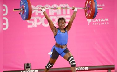 Yenny Sinisterra, con 19 años registró el récord mundial de la categoría júnior en la modalidad de envión en el Campeonato Mundial de Pattaya, en Tailandia. Twitter