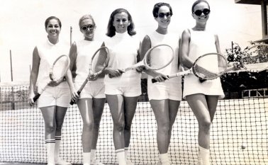 En ella podemos apreciar la moda imperante en las tenistas de la época y de izquierda a derecha vemos a Nassire Saffi, Pilar de Brahim, Nelly Muñoz de Brahim, Ruth Bonells de Castro y Leticia Navia. Archivo