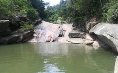 Pozo Azul ha perdido su color. Sus aguas se secan y están perdiendo vida. Archivo La Opinión