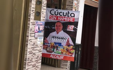 En una de las 54 sedes donde la cooperativa promueve la venta de los mercados a bajo costo, se aprecia la publicidad del candidato a la Alcaldía de Cúcuta, Hernando Acevedo Liévano. La campaña asegura que la relación es solo publicitaria. Capturas de pantalla de Facebook