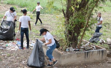 En grandes bolsas se iba echando la basura que se encontró en la ribera del río Pamplonita, a la altura de El Malecón. La mayoría vasos y botellas plásticas. Obando