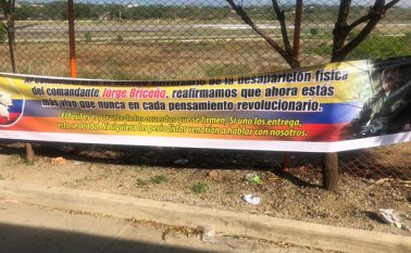 Uno de los pasacalles alusivos al excapo de las extintas Farc, Jorge Briceño, Monojojoy, fue instalado alrededor de la malla del aeropuerto internacional Camilo Daza, en Cúcuta. Cortesía