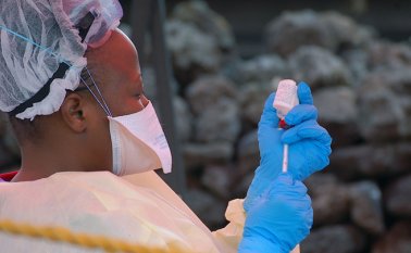 Médicos Sin Fronteras criticó la "opacidad" de la OMS en la distribución de vacunas, y pidió "la creación de un comité independientes de coordinación internacional". AFP