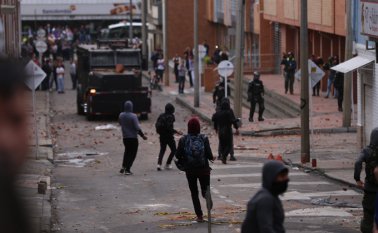 Los enfrentamientos entre estudiantes de las universidades Javeriana, Pedagógica y Distrital ocurrieron en la tarde de este miércoles. Colprensa