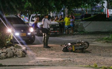 Los investigadores hallaron las motocicletas que dejaron abandonadas los atracadores. Una de ellas fue la que el presunto atracador le robó a una pareja en medio de la huida. Asimismo, un revólver calibre 38 y el celular que acababa de hurtar en una carnicería.
La Opinión