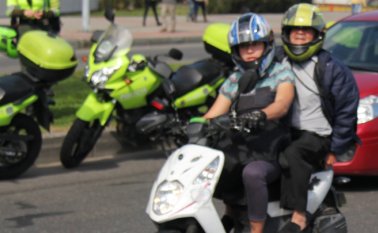 Un sondeo de opinión realizado en varias ciudades precisa que el 66% de los consultados prefiere viajar con una mujer motociclista, mientras que el 34% optan por un hombre. Archivo