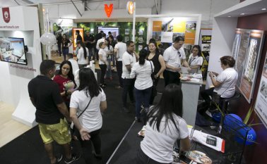 Desde este viernes y hasta el domingo se darán cita 80 expositores y más de 15 marcas que apoyarán a Expovive. En la última edición tuvieron 10.200 asistentes, $14.000 millones en ventas y $12.000 millones en créditos pre-aprobados. Archivo