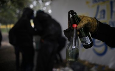 Ataque con piedras y bombas molotov.   Colprensa
