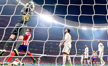 El triunfo deja al Barça en cuarta posición a un punto de Atlético y Granada. AFP