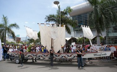 Libertad y abundancia fue el concepto que se manejó con esta gran barca que recorrió las calles de Cúcuta. Juan Pablo Cohen/La Opinión