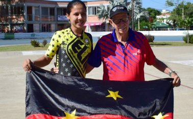 La deportista Nagge Carrero junto al metodólogo Miguel Ángel Cepero, luego de ser la primera en integrar la selección Norte por resolución de la Liga. Cortesía