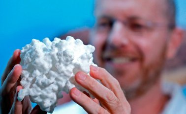 El científico israelí Ilan Samish, fundador de la compañía Amai, exhibe una muestra de una proteína que desarrolló. AFP