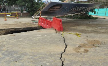 Según las primeras hipótesis el desplome de la valla se produjo por la ausencia de los cimientos de la misma. Orlando Carvajal/La Opinión