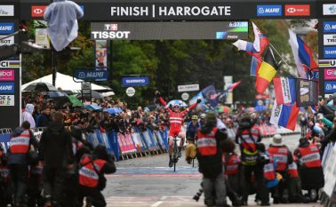 Pedersen superó en la meta a sus dos compañeros de escapada, el italiano Matteo Trentin, plata y que partía como favorito en el esprint entre estos tres corredores, y al suizo Stefan Kung, bronce. Tomada de Twitter @TrekSegafredo