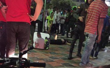 El cuerpo quedó tendido en medio de un charco de sangre. Cortesía