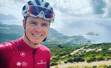 El ciclista Chris Froome anunció sonriente que ya está entrenando en la bicicleta para su regreso a las competencias. Tomada de Twitter