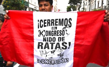 Peruanos marcharon este lunes para exigir la disolución del Congreso. AFP