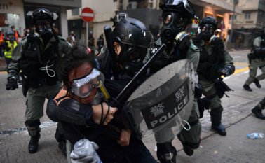 Por toda la ciudad semiautónoma se desplegaron agentes y se intensificaron los controles. Más de una decena de paradas de metro se cerraron y los agentes realizaron detenciones y registros en las calles y el transporte público. AFP
