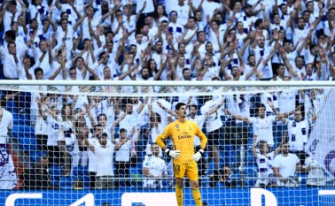 Pitado por el Bernabéu, Courtois fue sustituido en el descanso por el francés Alphonse Areola, que hizo el camino inverso de Navas, para ser el sustituto del belga. AFP