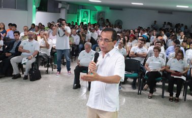 El rector de la Unisimón, José Consuegra, hizo la presentación de la universidad como una sola, con sede en Barranquilla y Cúcuta, resaltando los principales logros que la han llevado a posicionarse como una de las principales instituciones de Educación Superior de la región nororiental de Colombia. César Obando