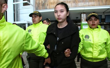 La hija de Aída Merlano estaba esposada y rodeada de media docena de policías. Colprensa