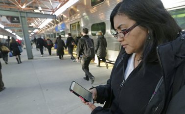 Por ejemplo, el 70 % de los encuestados está interesado en recibir servicios digitales personalizados, de acuerdo con sus patrones de gasto. Archivo