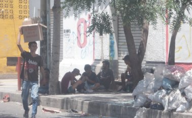 Por la calle 9 entre avenidas 1 y 2, del barrio Latino, justo al frente del parque, hay un pequeño grupo de jóvenes consumiendo drogas. La Opinión