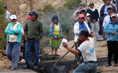 Grupos de aborígenes y campesinos continuaron el domingo bloqueando carreteras. AFP