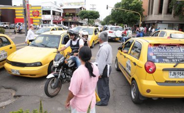 El lento flujo de automotores en determinados espacios de la ciudad hace más largos los recorridos.
 Archivo