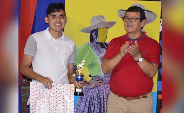 Jesús M. Villamizar, categoría juvenil. Le entregó el galardón el rector Camilo Buitrago Bohórquez. Alfonso Cárdenas