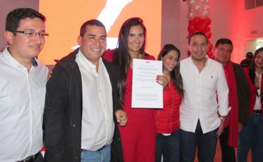 La candidata a la Alcaldía de Pamplona, Andrea Carolina Araque Chacón, recibió en junio el aval del Partido Liberal, de manos de su primo, el representante a la Cámara por esta colectividad, Alejandro Carlos Chacón. El dirigente político, quien ocupó la presidencia de la Cámara hasta el pasado 20 de julio, estaría movimiento sus influencias al interior de la Universidad de Pamplona para favorecer la campaña de su familiar. Archivo y Cortesía