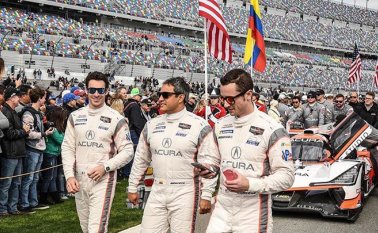 Montoya (centro) sumaría este título a los de la Fórmula 3000 (1998), la Cart (1999), las 500 Millas de Indianápolis (2000-2015), las 24 Horas de Daytona, y a sus triunfos en la Fórmula 1 (siete), y los de Nascar e Indy Car.  Colprensa