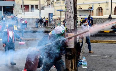 El viernes se volvieron a presentar en forma más violenta los choques entre manifestantes opositores al Gobierno y policías, en Ecuador.
AFP