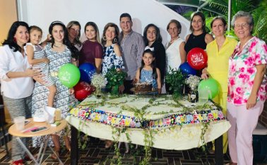 María Nela Hernández, la niña María Antonia Salguero, María Jimena Assaf, Adriana Cabrales, Tana Hernández,Álvaro Hernández, Fabiola Hernández, la niña Emilia Mutis, Norma Hernández, Tata Arteaga, Lucía Eslava y Elizabeth Hernández. Cortesía