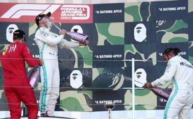 En el campeonato de pilotos, Hamilton (derecha) aventaja ahora a Bottas (centro) en 64 puntos, pero podría coronarse en el próximo Gran Premio de México (27 de octubre) si logra 14 unidades más que el finlandés. AFP