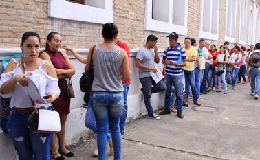 El Gobierno está trabajando en un proyecto para fijar los lineamientos para que las entidades públicas vinculen jóvenes entre 18 y 28 años sin experiencia. Archivo