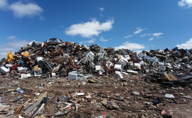 Actualmente un tercio de todos los desechos urbanos de América Latina y el Caribe termina en basurales a cielo abierto o en el medio ambiente, una práctica que está contaminando los suelos, el agua y el aire, y afecta la salud pública. Pixabay referencial