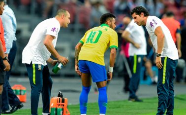 El delantero del PSG Neymar se retiró lesionado en el partido amistoso entre Brasil y Nigeria en Singapur, luego de sentir un dolor en el muslo izquierdo AFP