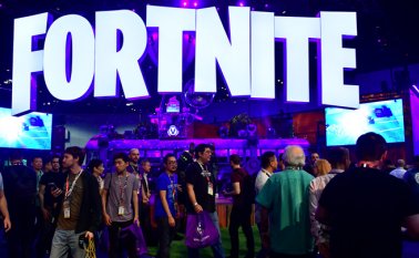 El videojuego debe su éxito, en parte, a su fórmula "freemium", la versión gratuita que permite realizar compras dentro del juego y jugar en línea en todos los soportes, la PC, el teléfono inteligente y la consola. AFP