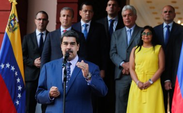 Moreno, acosado por un estallido social, señaló a Maduro y al expresidente ecuatoriano Rafael Correa, antiguo aliado suyo, de activar un "plan de desestabilización", desatando la burla del mandatario socialista, quien bromeó al afirmar que tumbaba gobiernos moviendo sus bigotes. AFP