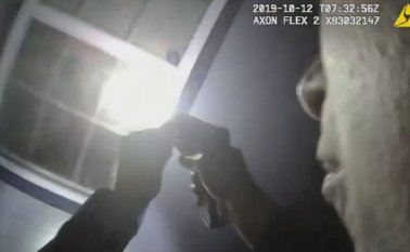 La policía de Fort Worth publicó un video de la intervención, donde se ve a agentes revisando el área con linternas. Al ver movimiento en una ventana, uno de ellos grita "¡Manos arriba, muéstrame las manos!" y dispara casi de inmediato. AFP