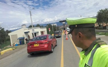 Como parte del ‘Plan Retorno’, el Ejército desplegó unos 2.000 hombres para custodiar el retorno de los turistas en las carreteras nacionales.  Tomada de Twitter @TransitoPolicia
