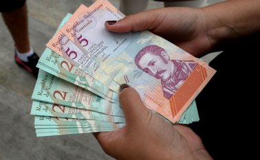 E bono de alimentación que complementa el sueldo subió de 25.000 bolívares (1,3 dólares) a 150.000 bolívares. Este subsidio no tiene impacto en las prestaciones sociales. Archivo