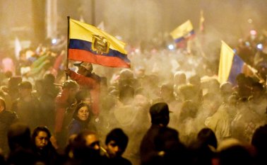 La Defensoría del Pueblo reportó 1.340 heridos y 1.192 detenidos. El ministerio de Gobierno (Interior) reportó a su vez 1.419 arrestados, entre ellos 54 extranjeros como venezolanos.
AFP