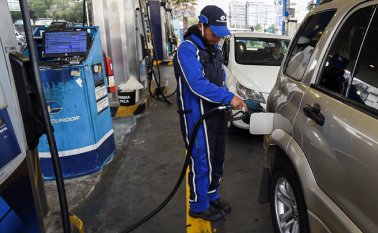 El martes también quedaron anuladas alzas de hasta un 40% en las tarifas del transporte público. AFP