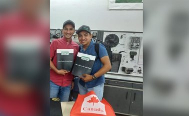 Óscar Soto, de 34 años, y Diego Cabrera, de 26, firmaron un contrato, por un año, con la empresa canadiense Pieces d´Autos - Fernand Begin.  Cortesía