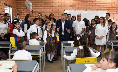 El anuncio lo hizo el presidente Iván Duque en el marco de la inauguración de la institución educativa Gabriel García Márquez, que tuvo una inversión por parte de la Nación de 16.234 millones de pesos y de 9351 millones de la Entidad Territorial Certificada (ETC) de Girón, para beneficiar a más de 1300 estudiantes del municipio. Colprensa