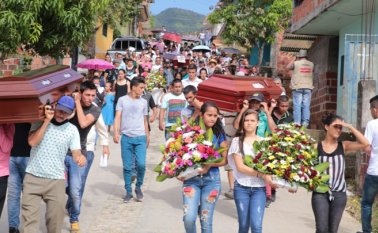 Entre seis y diez hombres armados y portando pasamontañas en sus rostros arribaron a un billar del barrio Villa Esperanza y abrieron fuego indiscriminadamente contra los asistentes. Archivo