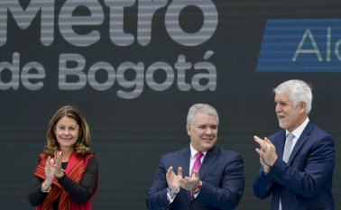 El presidente Iván Duque y el alcalde Enrique Peñalosa anunciaron que el consorcio APCA Transmimetro se impuso por encima de su única competidora, hispano-mexicana, y obtuvo la licitación. AFP